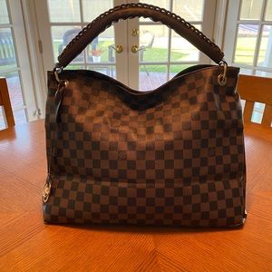 Designer inspired brand new, extra large shoulder tote comes with dust cover.